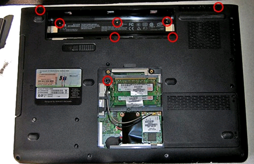 Osiem śrubek mocujących klawiatury od spodu w laptopie HP COMPAQ DV6400