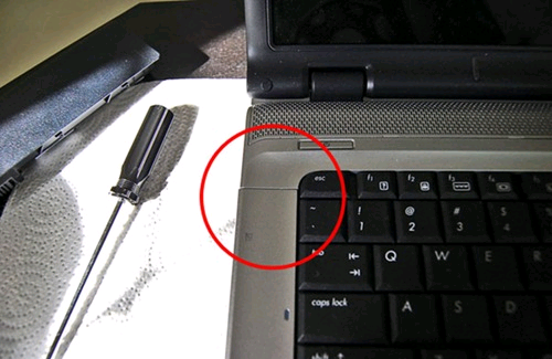 Miejsce podważenia maskownicy klawiatury w laptopie HP COMPAQ DV6700