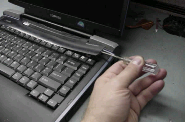 Podważ listwę maskującą klawiaturę